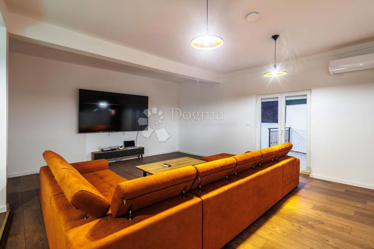SEVID - PROSTORNA VILA 50M OD MORJA Z RAZGLEDOM Z VRHU