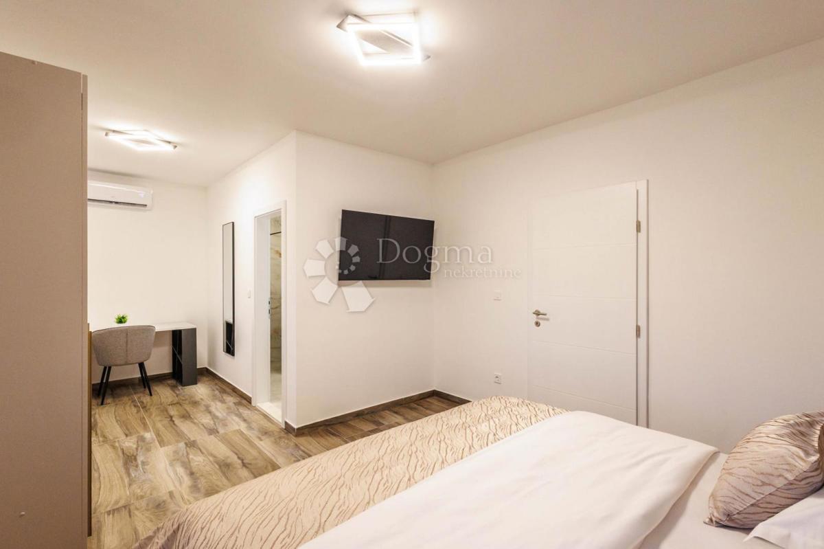 SEVID - PROSTORNA VILA 50M OD MORJA Z RAZGLEDOM Z VRHU