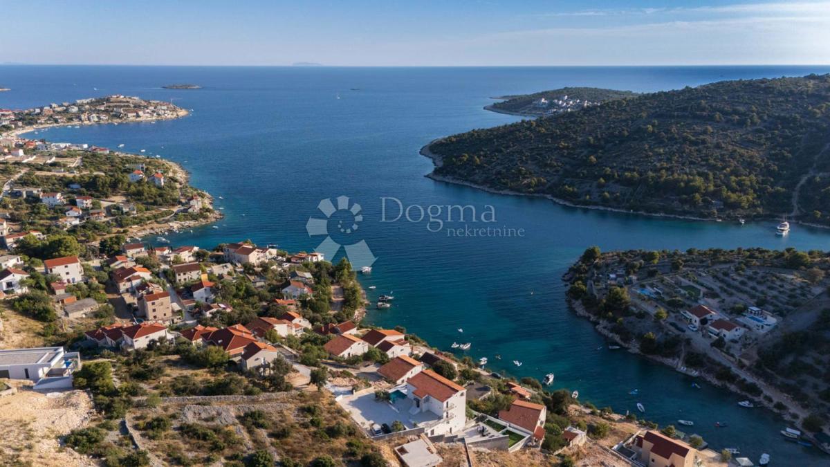 SEVID - PROSTORNA VILA 50M OD MORJA Z RAZGLEDOM Z VRHU
