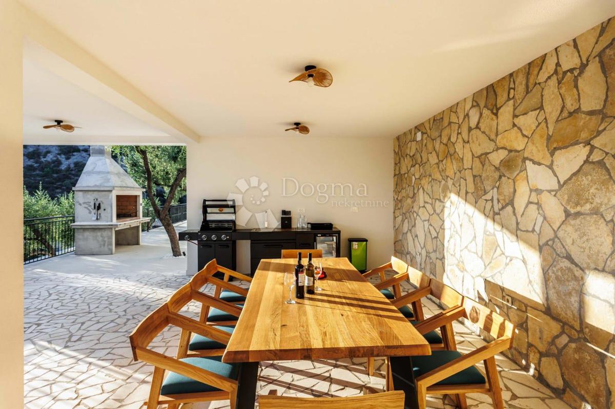 SEVID - PROSTORNA VILA 50M OD MORJA Z RAZGLEDOM Z VRHU