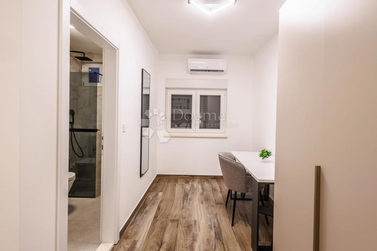 SEVID - PROSTORNA VILA 50M OD MORJA Z RAZGLEDOM Z VRHU