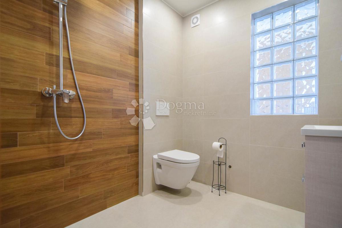 Hiša Monteserpo - Komunal, Pula, 250m2