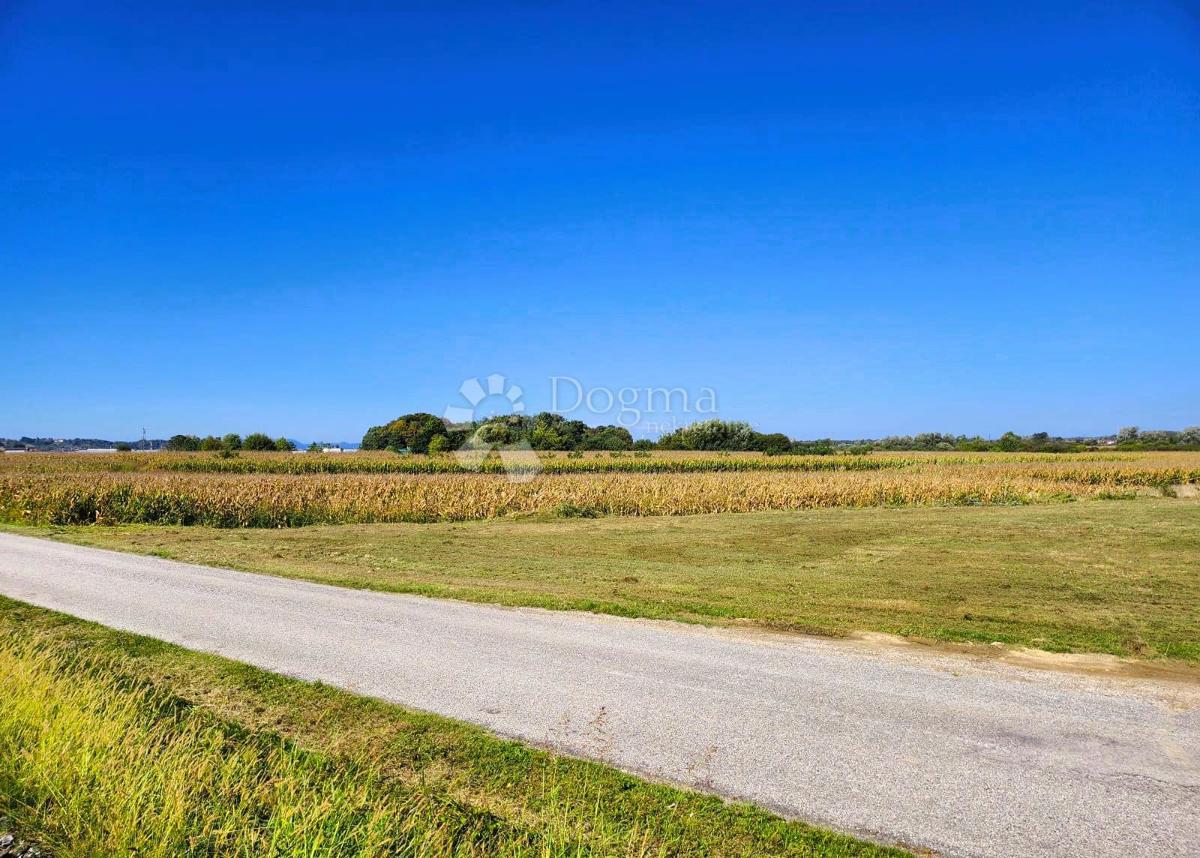 Zazidljivo zemljišče Gornji Kneginec, 8.305m2