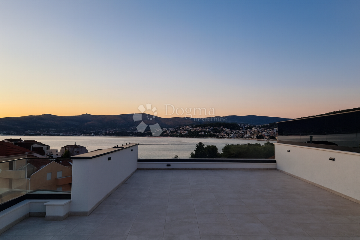 Čiovo - Penthouse s strešno teraso in pogledom na morje!