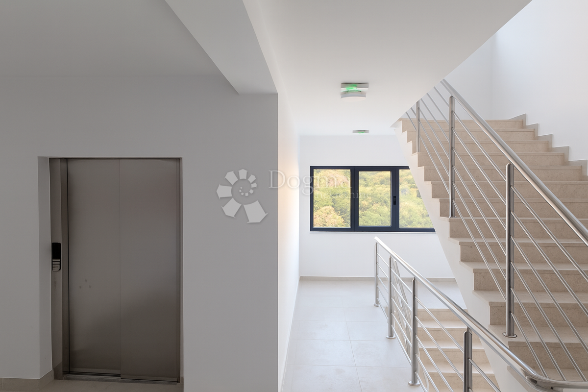 Čiovo - Penthouse s strešno teraso in pogledom na morje!