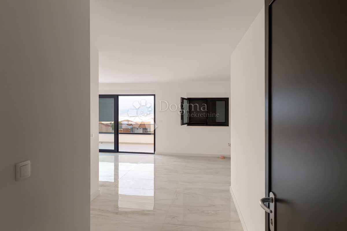 Čiovo - Penthouse s strešno teraso in pogledom na morje!