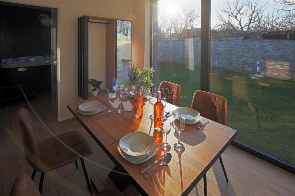 Hiša Kopačevo, Bilje, 370m2