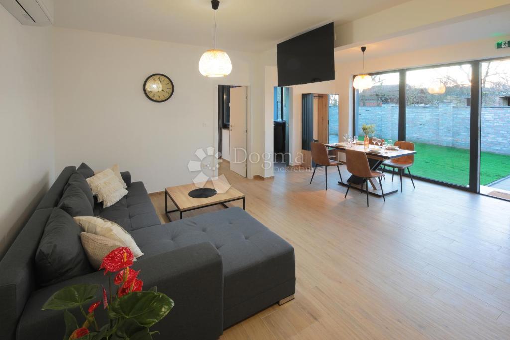 Hiša Kopačevo, Bilje, 370m2