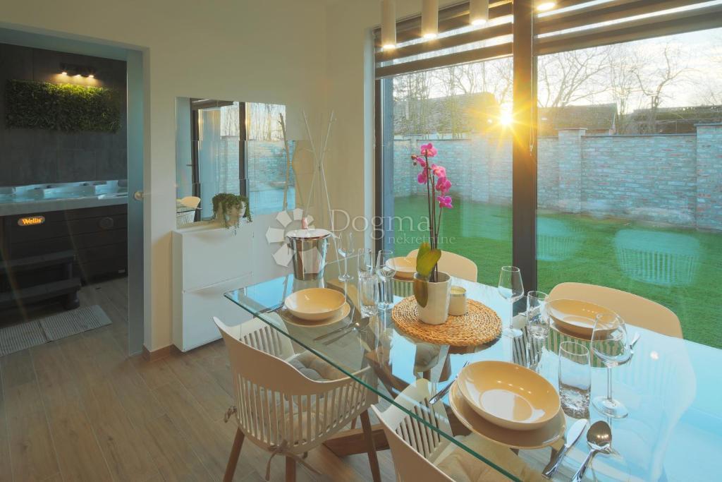 Hiša Kopačevo, Bilje, 370m2