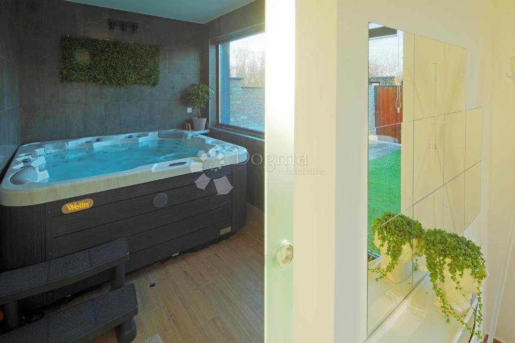 Hiša Kopačevo, Bilje, 370m2