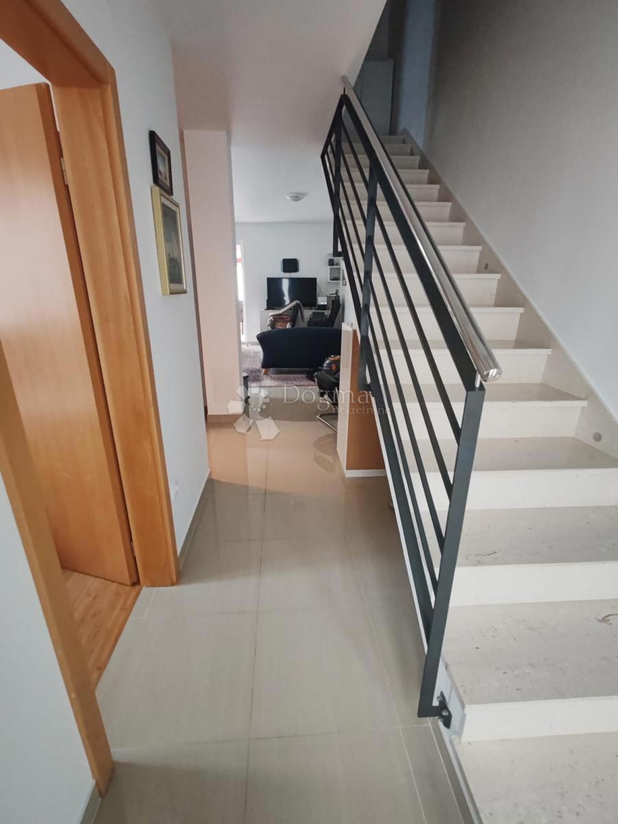 Hiša Ražanj, Rogoznica, 120m2