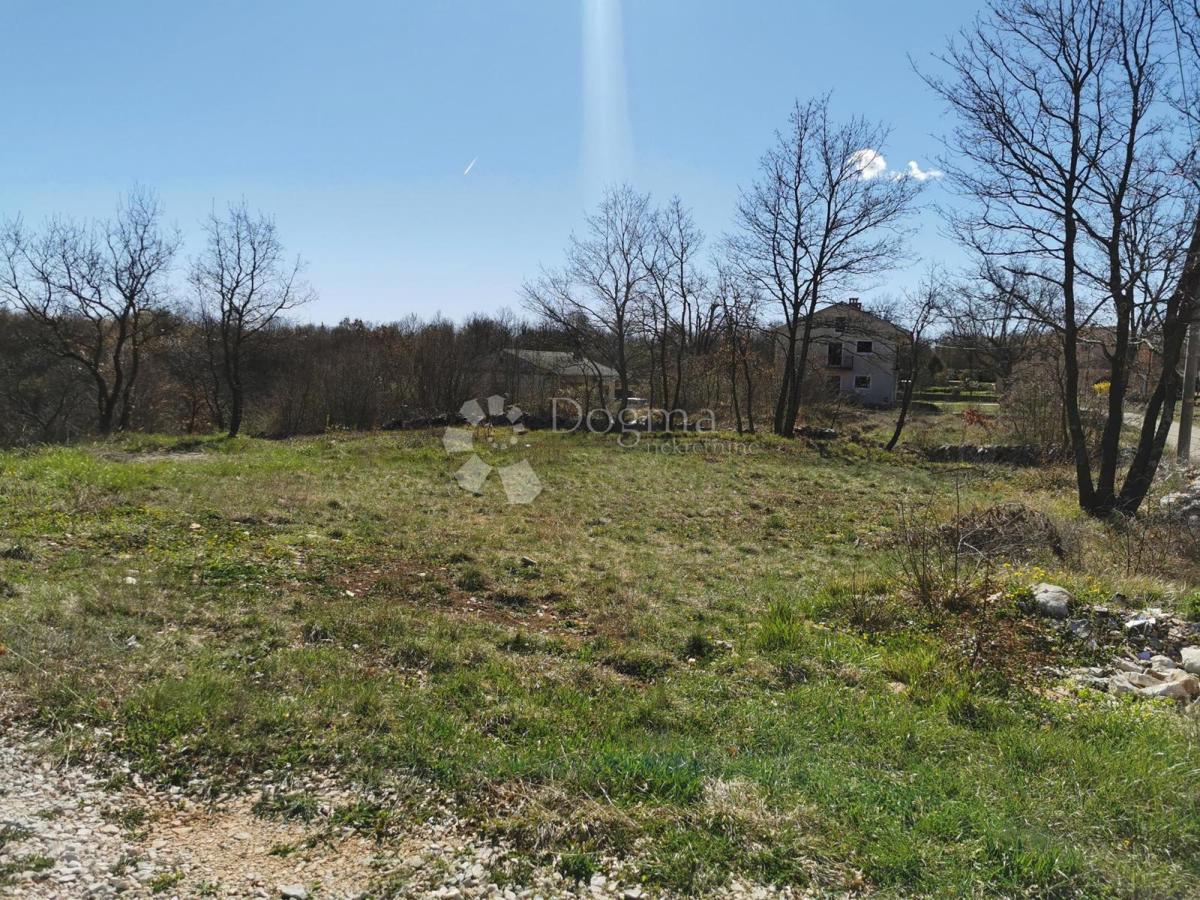 Gradbena parcela na mirni lokaciji z idejno zasnovo