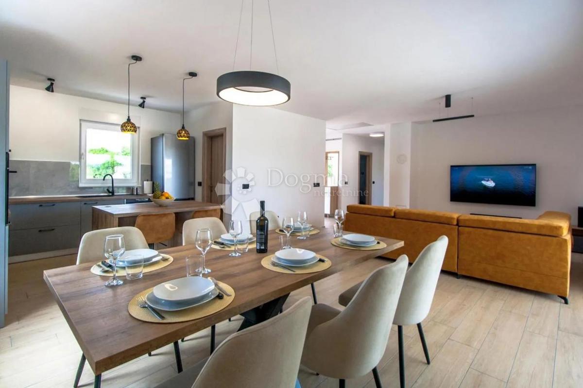 Hiša Kunj, Raša, 152m2