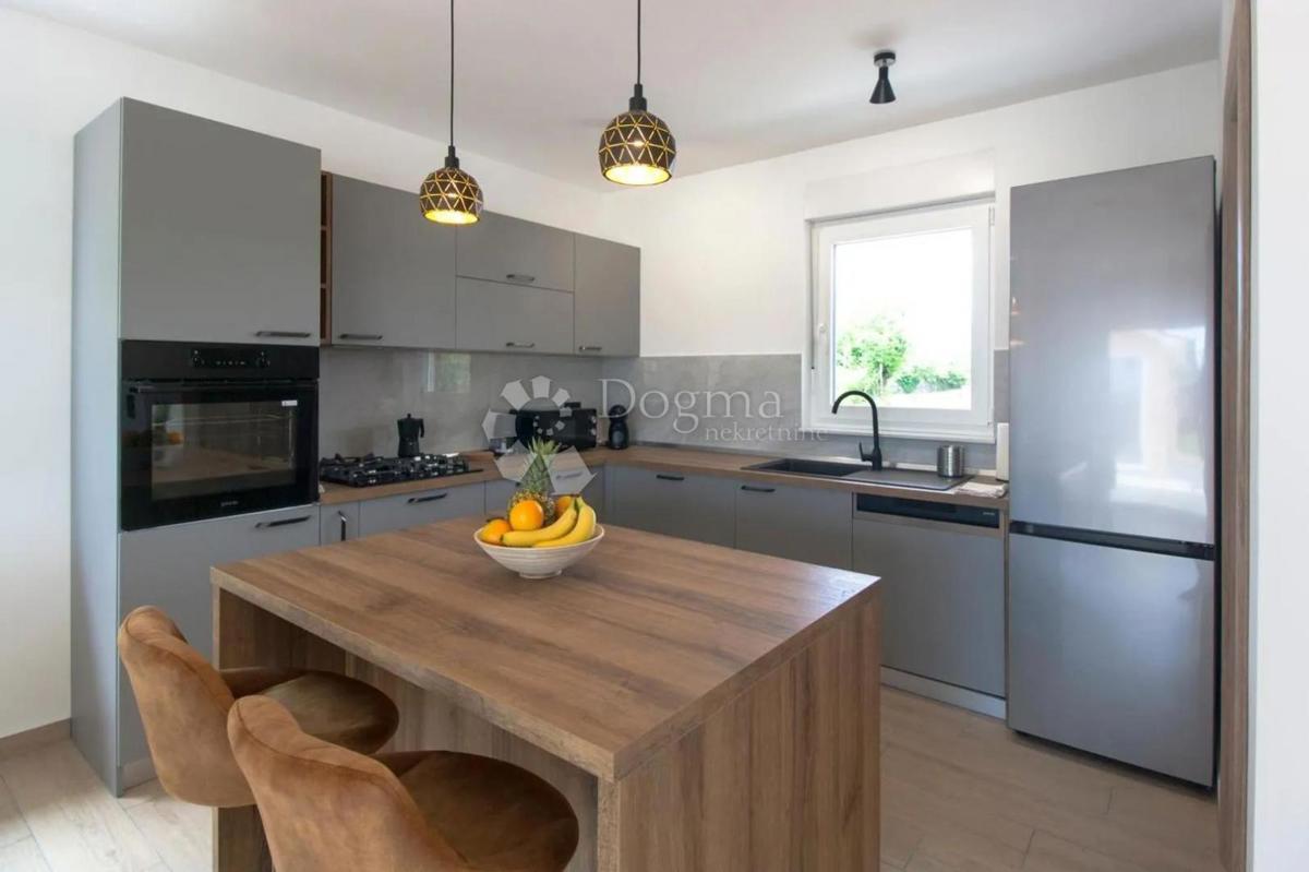 Hiša Kunj, Raša, 152m2