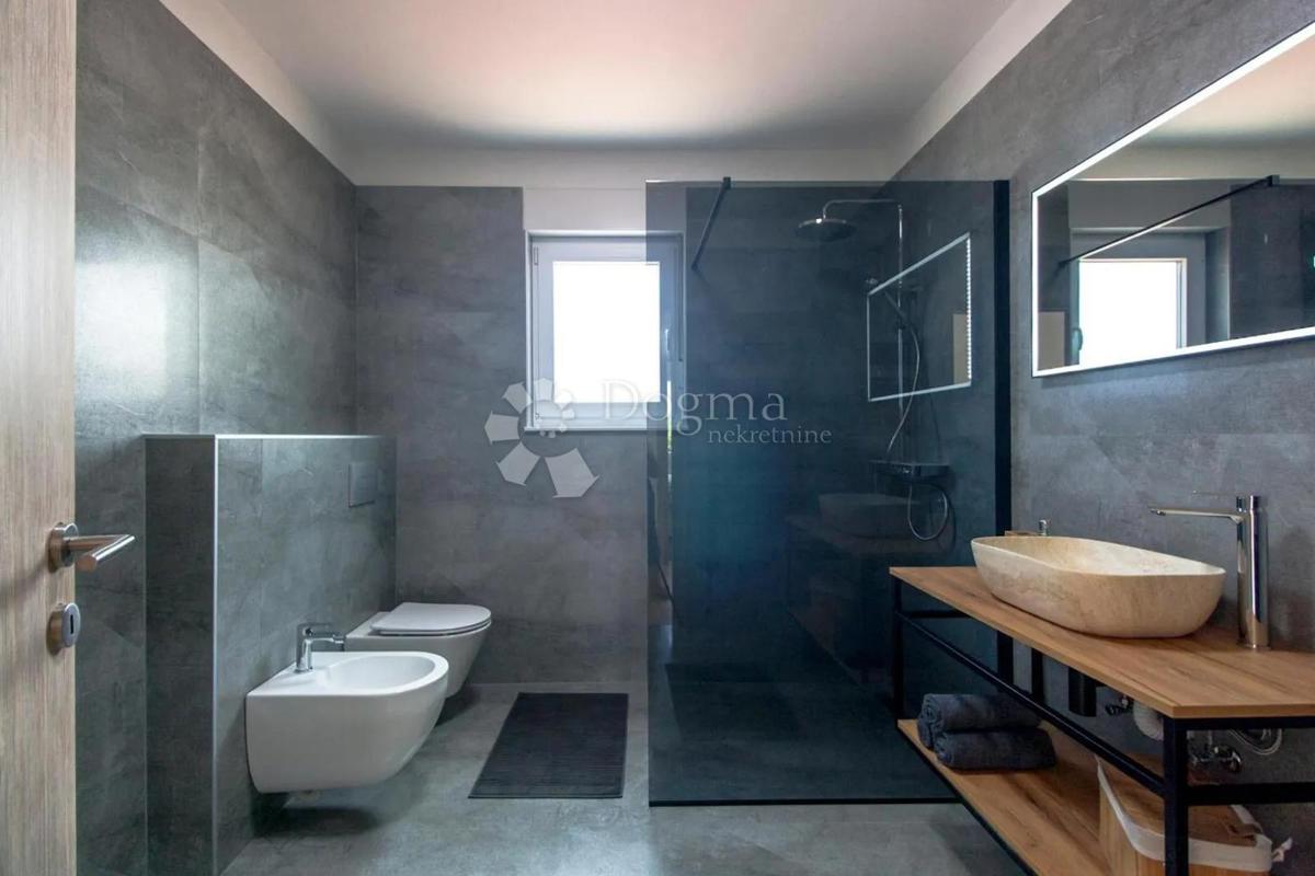 Hiša Kunj, Raša, 152m2