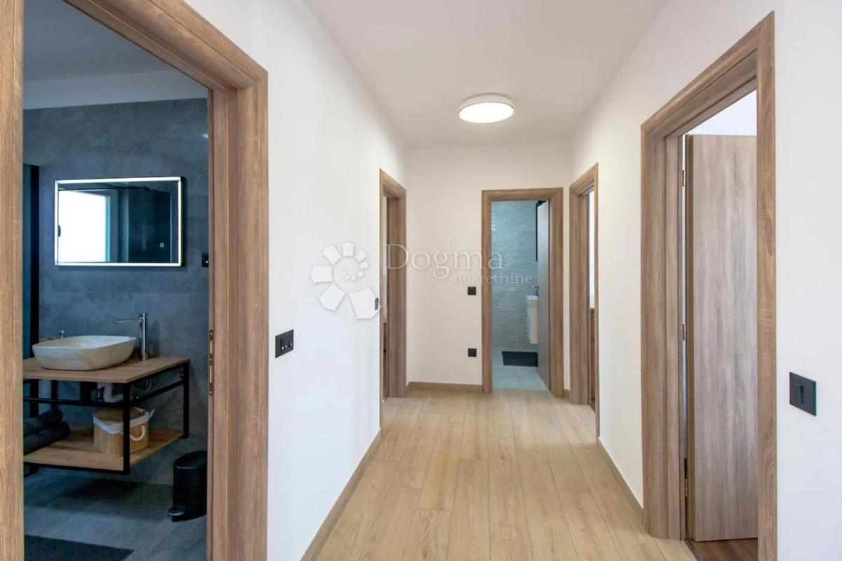 Hiša Kunj, Raša, 152m2