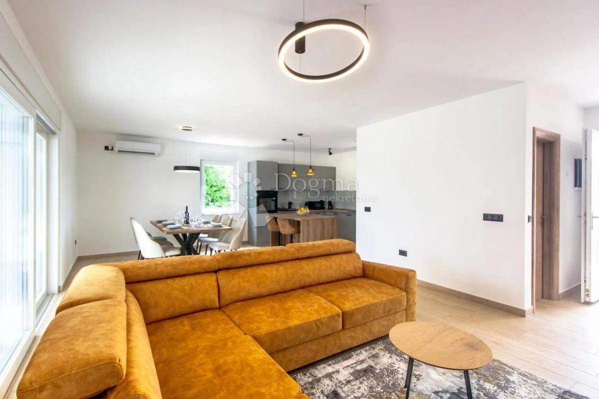 Hiša Kunj, Raša, 152m2