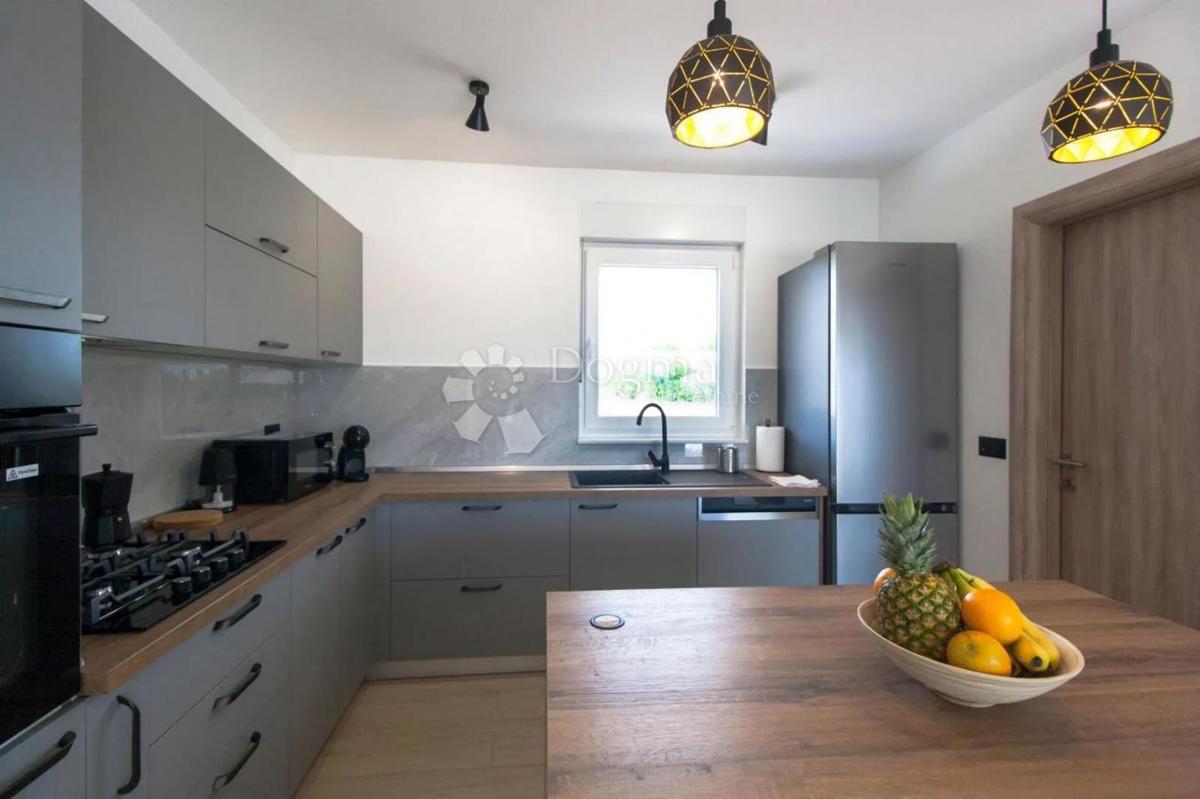 Hiša Kunj, Raša, 152m2