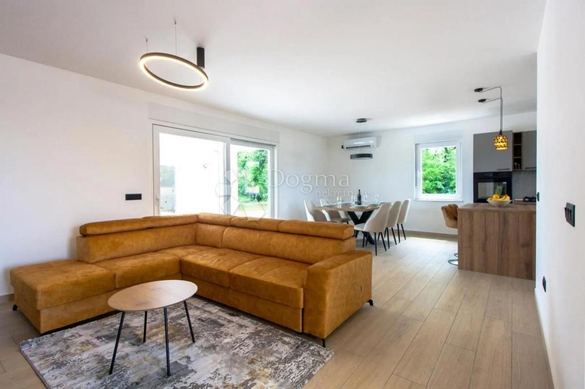 Hiša Kunj, Raša, 152m2