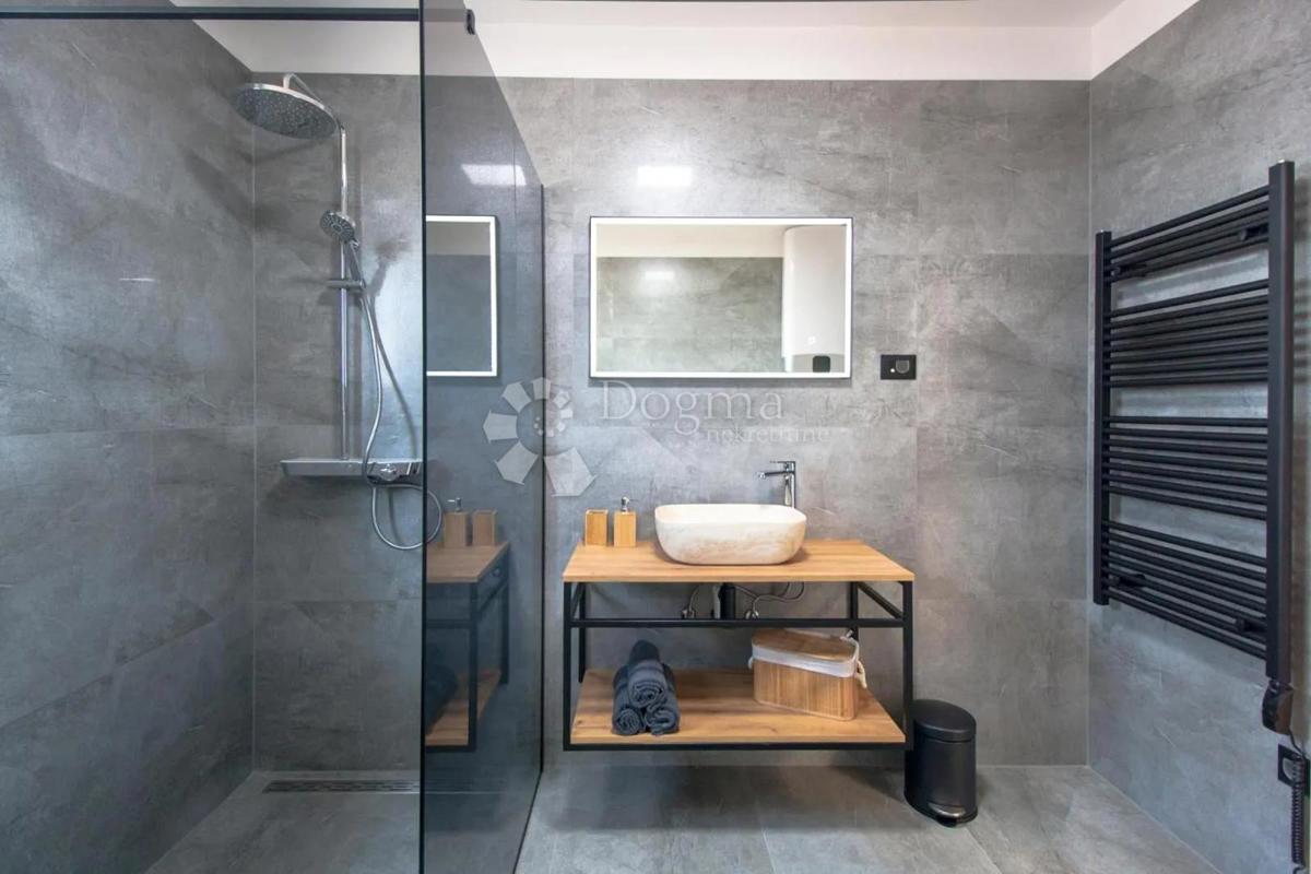 Hiša Kunj, Raša, 152m2