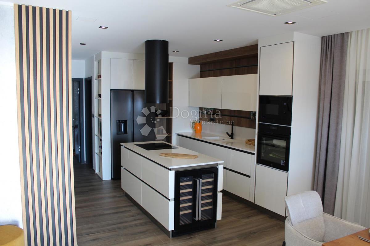 Hiša Novi Vinodolski, 400m2