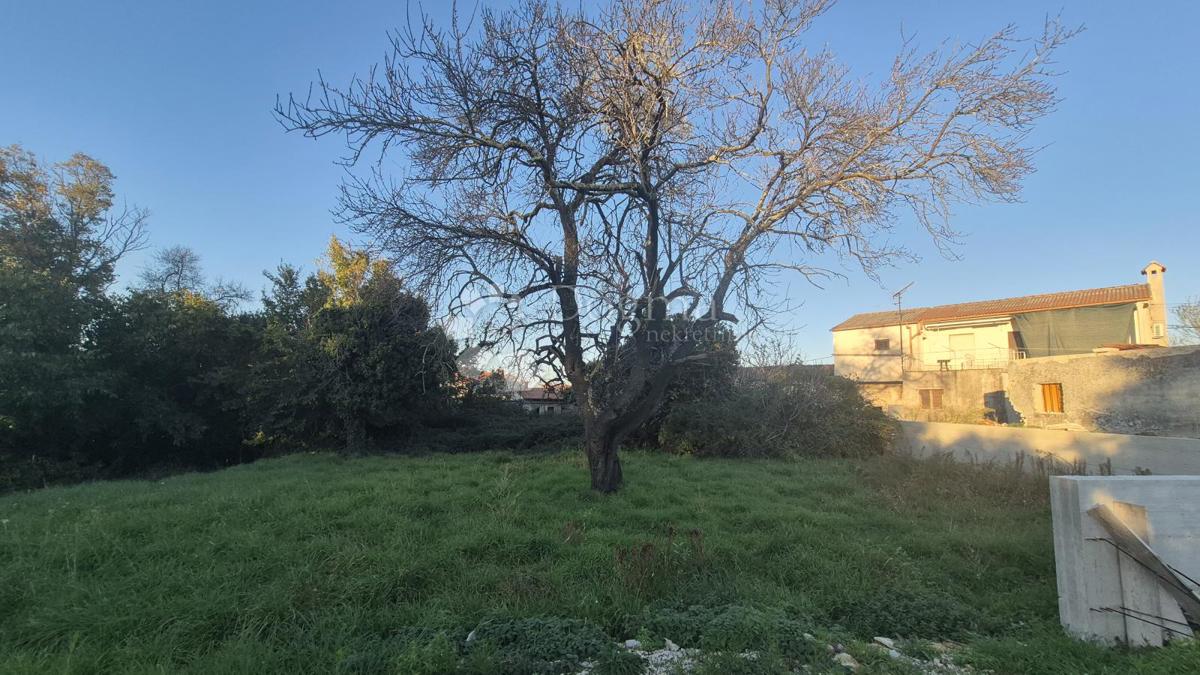 Zazidljivo zemljišče Kavran, Marčana, 933m2