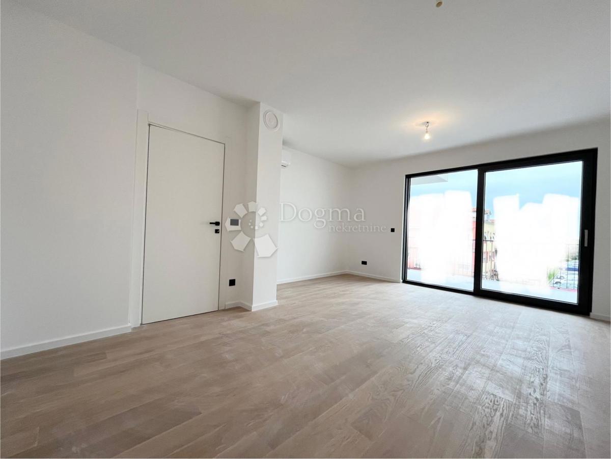 Stanovanje v novogradnji z dvigalom in garažo, Umag