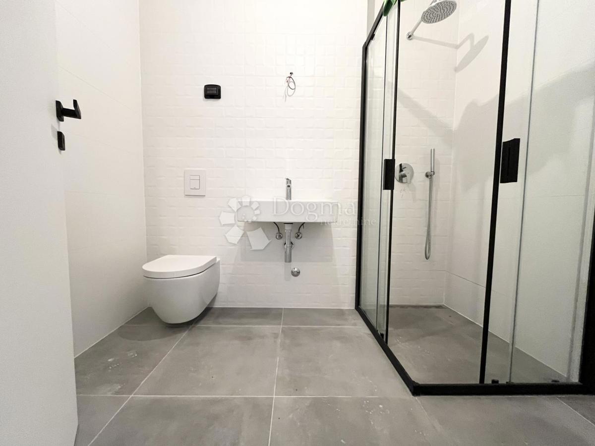 Stanovanje v novogradnji z dvigalom in garažo, Umag