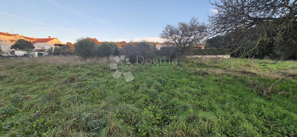 Gradbeno zemljišče 1 km od morja 