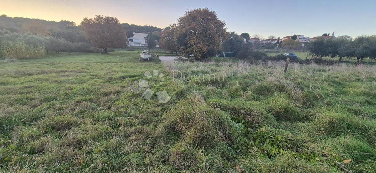 Gradbeno zemljišče 1 km od morja 