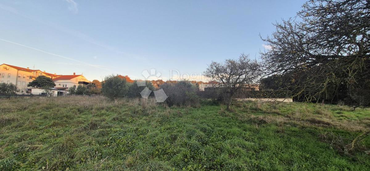 Gradbeno zemljišče 1 km od morja 