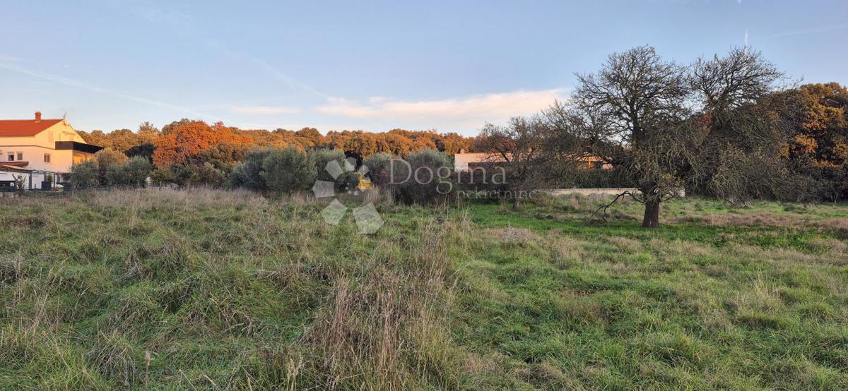 Gradbeno zemljišče 1 km od morja 