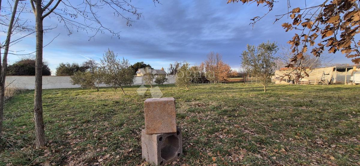 Zazidljivo zemljišče Loborika, Marčana, 1.007m2