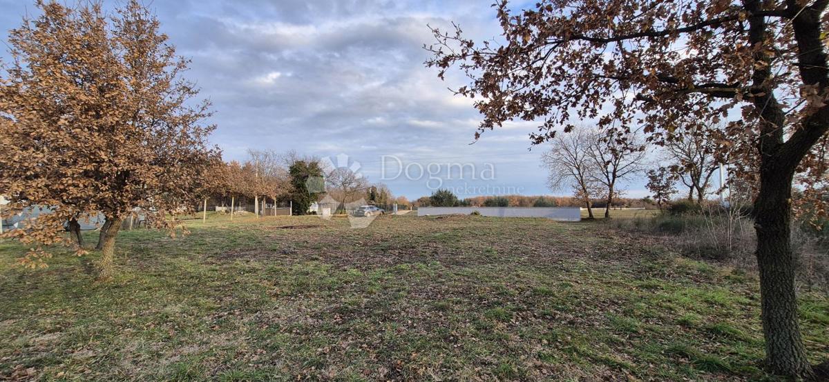 Zazidljivo zemljišče Loborika, Marčana, 1.007m2