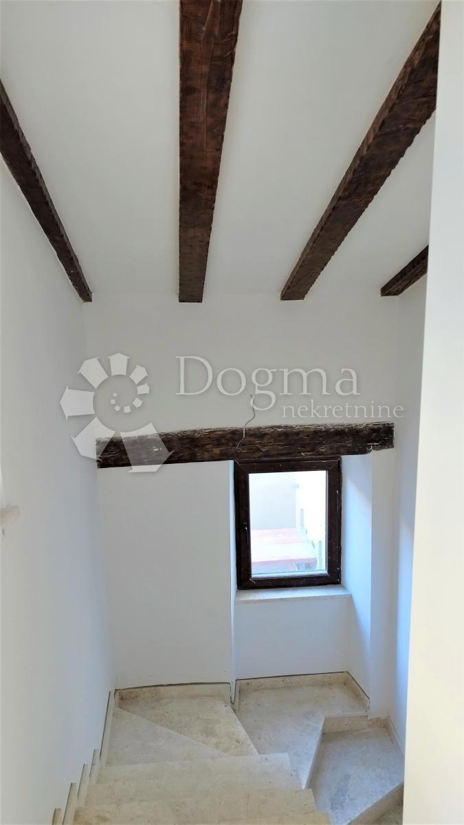 NOVO OBNOVLJENA HIŠA S ŠTIRIMI STANOVANJAMI