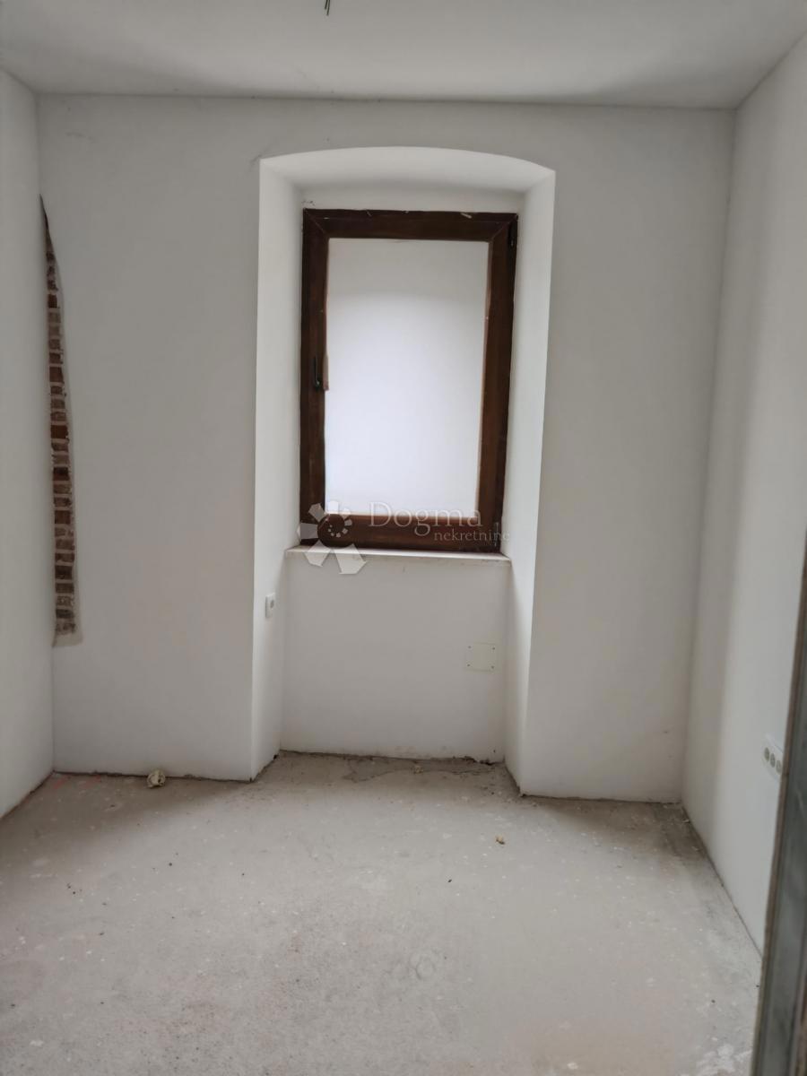 NOVO OBNOVLJENA HIŠA S ŠTIRIMI STANOVANJAMI