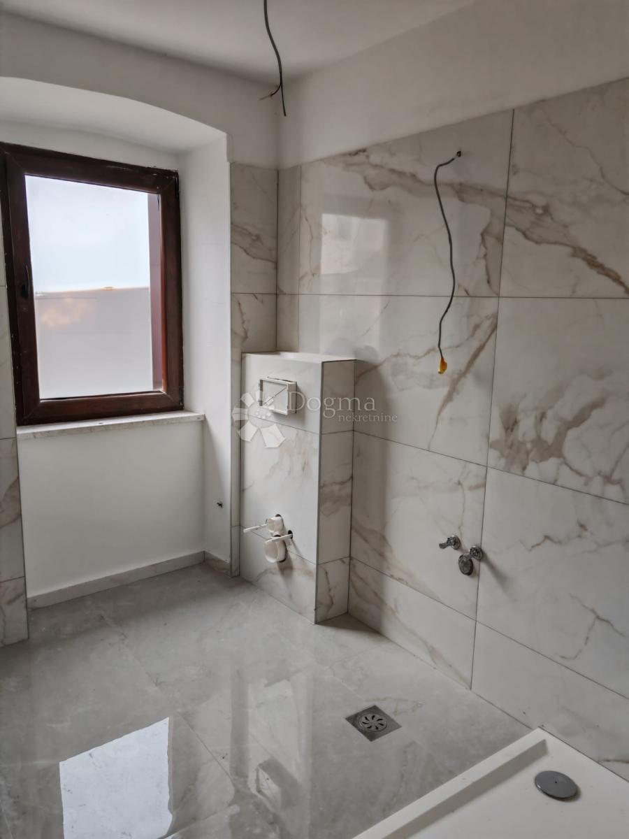 NOVO OBNOVLJENA HIŠA S ŠTIRIMI STANOVANJAMI