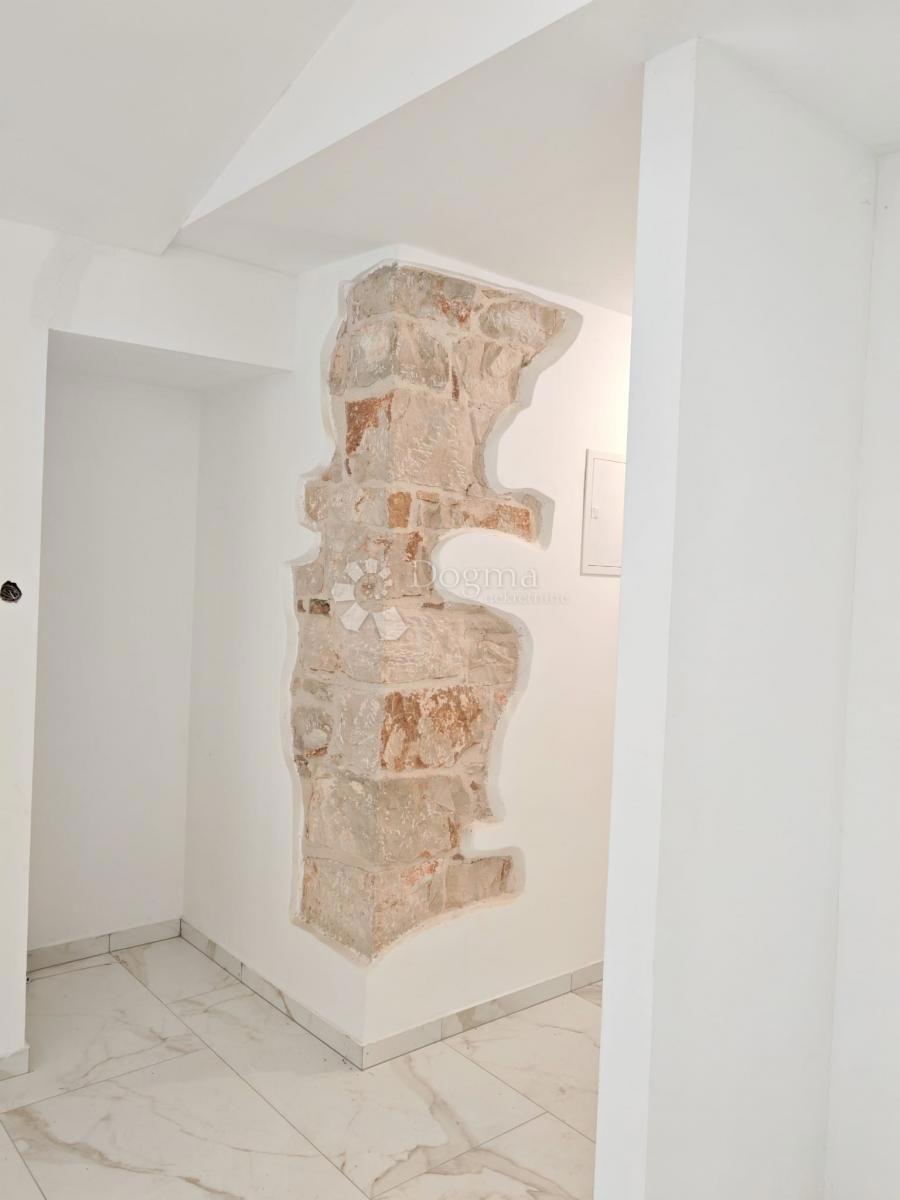 NOVO OBNOVLJENA HIŠA S ŠTIRIMI STANOVANJAMI