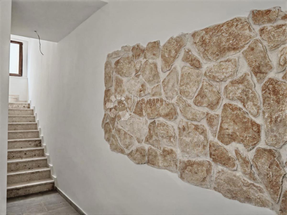 NOVO OBNOVLJENA HIŠA S ŠTIRIMI STANOVANJAMI