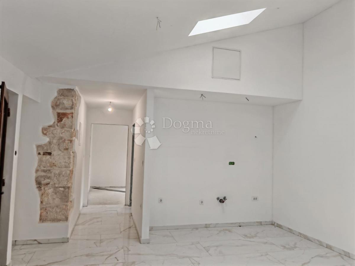 NOVO OBNOVLJENA HIŠA S ŠTIRIMI STANOVANJAMI