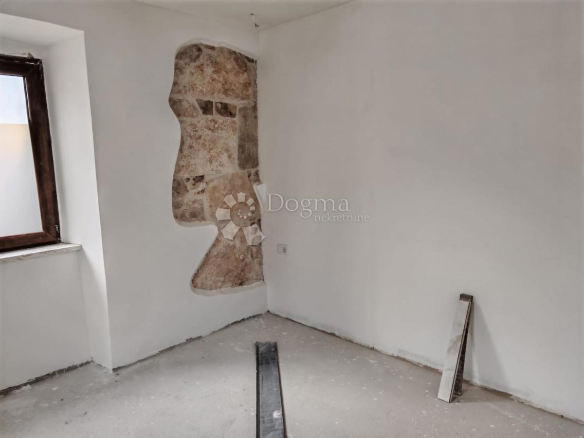 NOVO OBNOVLJENA HIŠA S ŠTIRIMI STANOVANJAMI