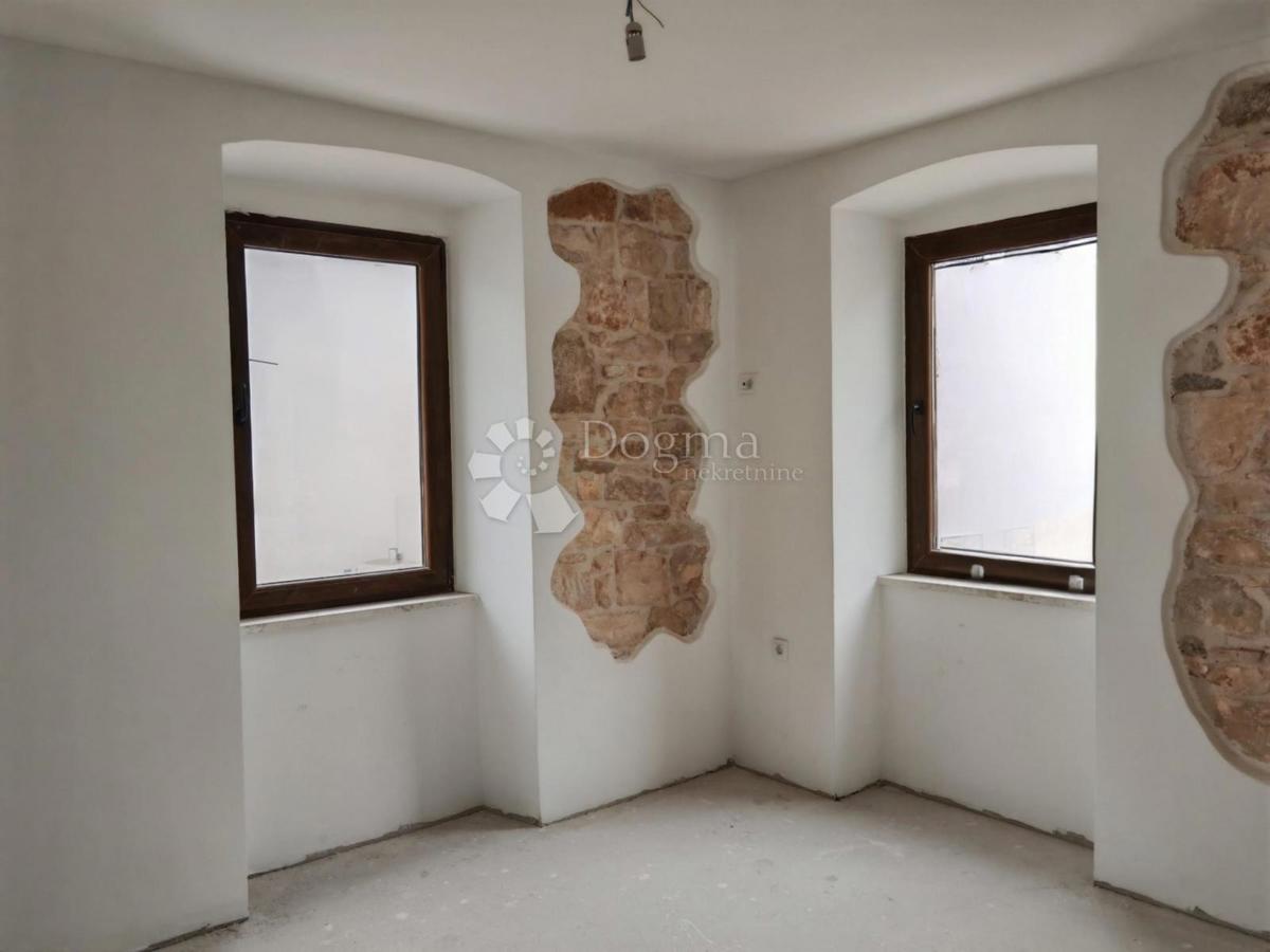 NOVO OBNOVLJENA HIŠA S ŠTIRIMI STANOVANJAMI