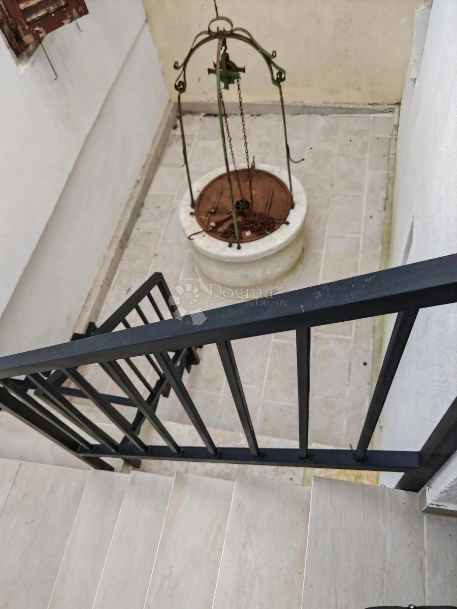 NOVO OBNOVLJENA HIŠA S ŠTIRIMI STANOVANJAMI