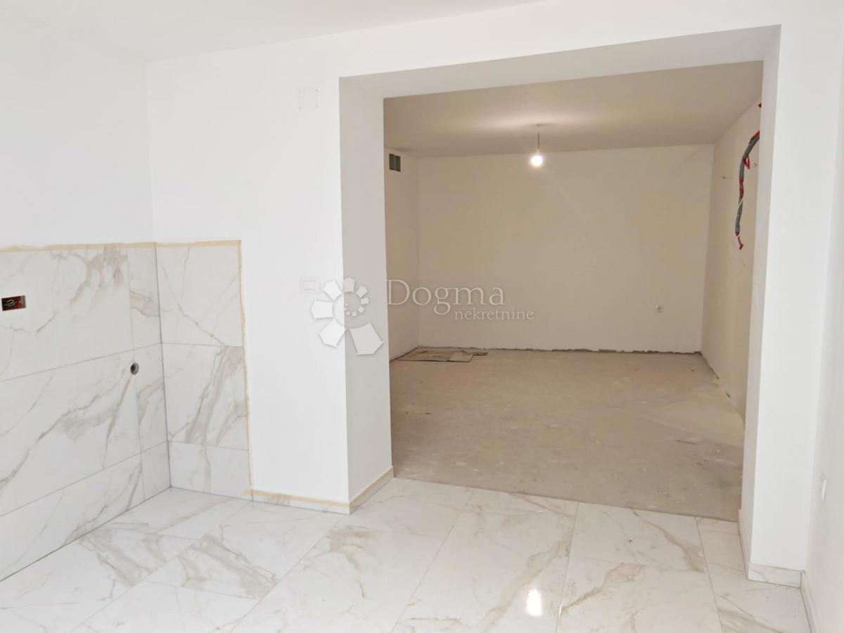 NOVO OBNOVLJENA HIŠA S ŠTIRIMI STANOVANJAMI