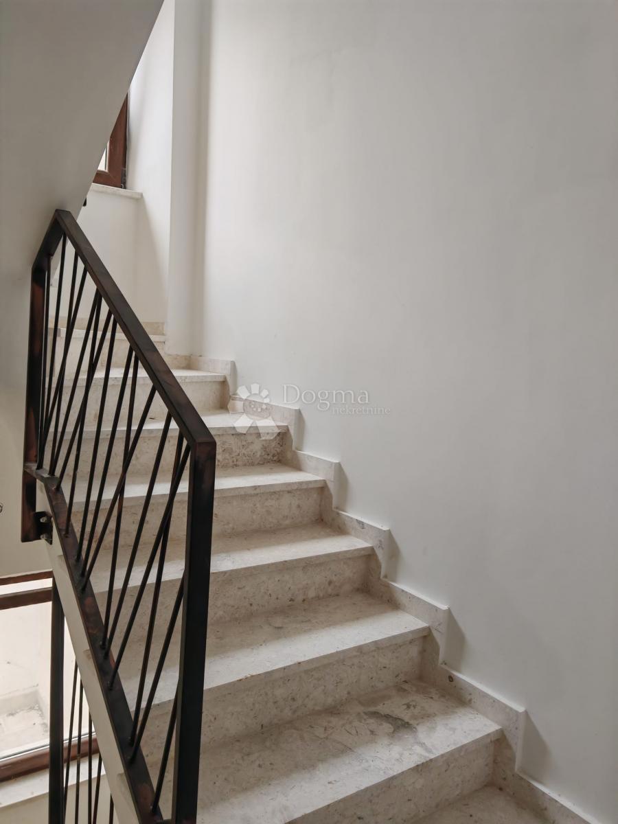 NOVO OBNOVLJENA HIŠA S ŠTIRIMI STANOVANJAMI