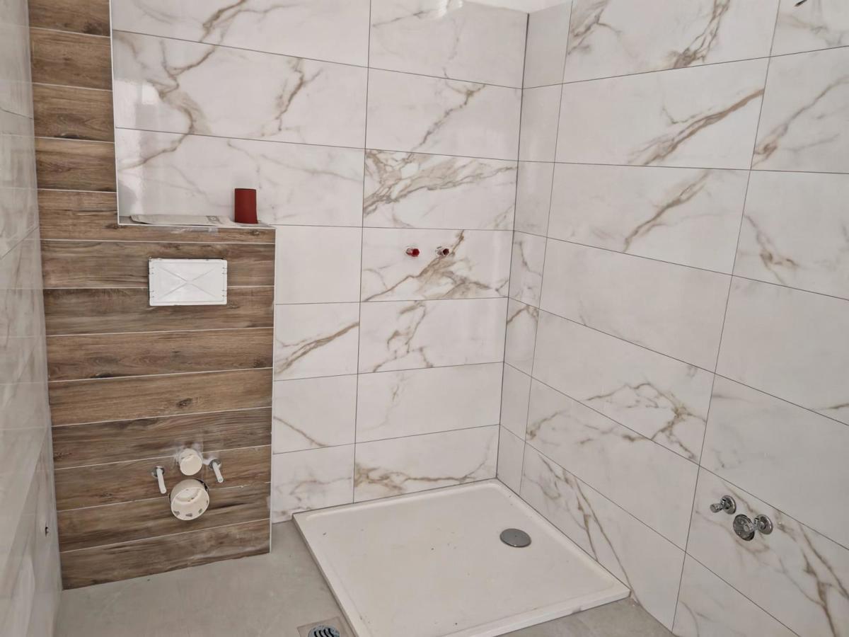 NOVO OBNOVLJENA HIŠA S ŠTIRIMI STANOVANJAMI