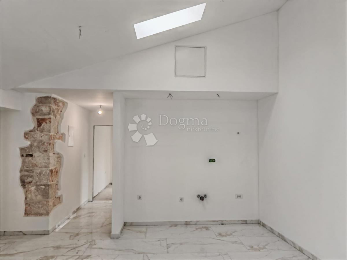 NOVO OBNOVLJENA HIŠA S ŠTIRIMI STANOVANJAMI