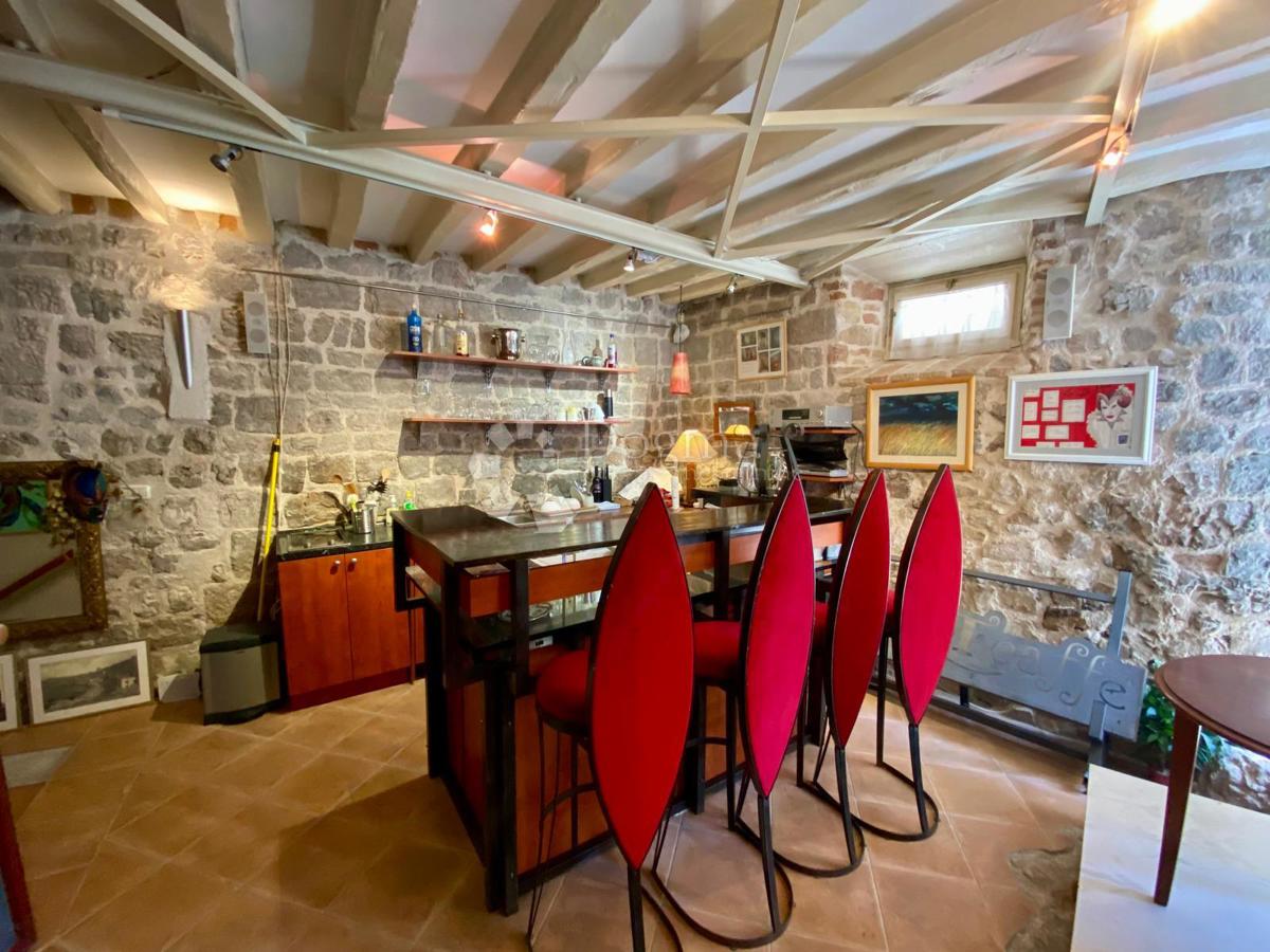 Poslovni prostor Grad, Šibenik, 84m2