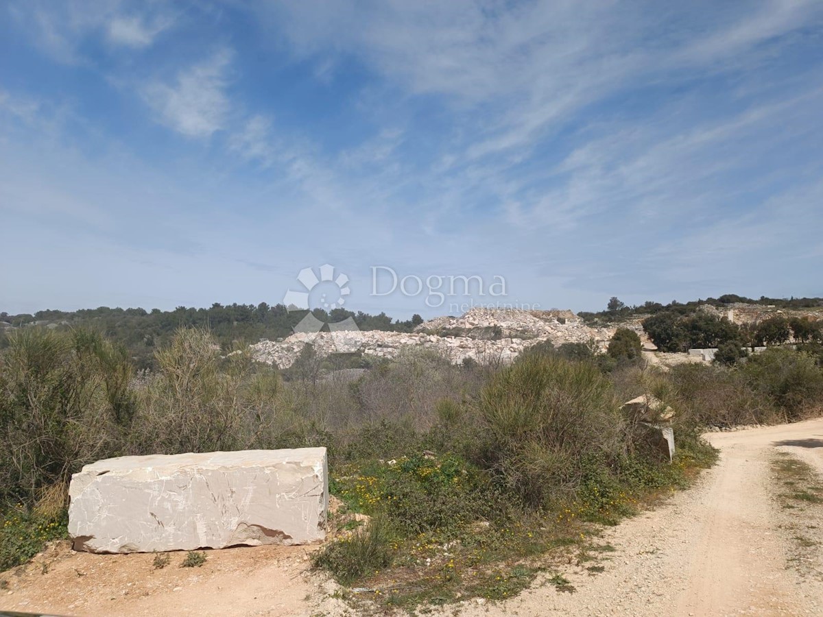 Zemljišče Donji Humac, Nerežišća, 16.432m2