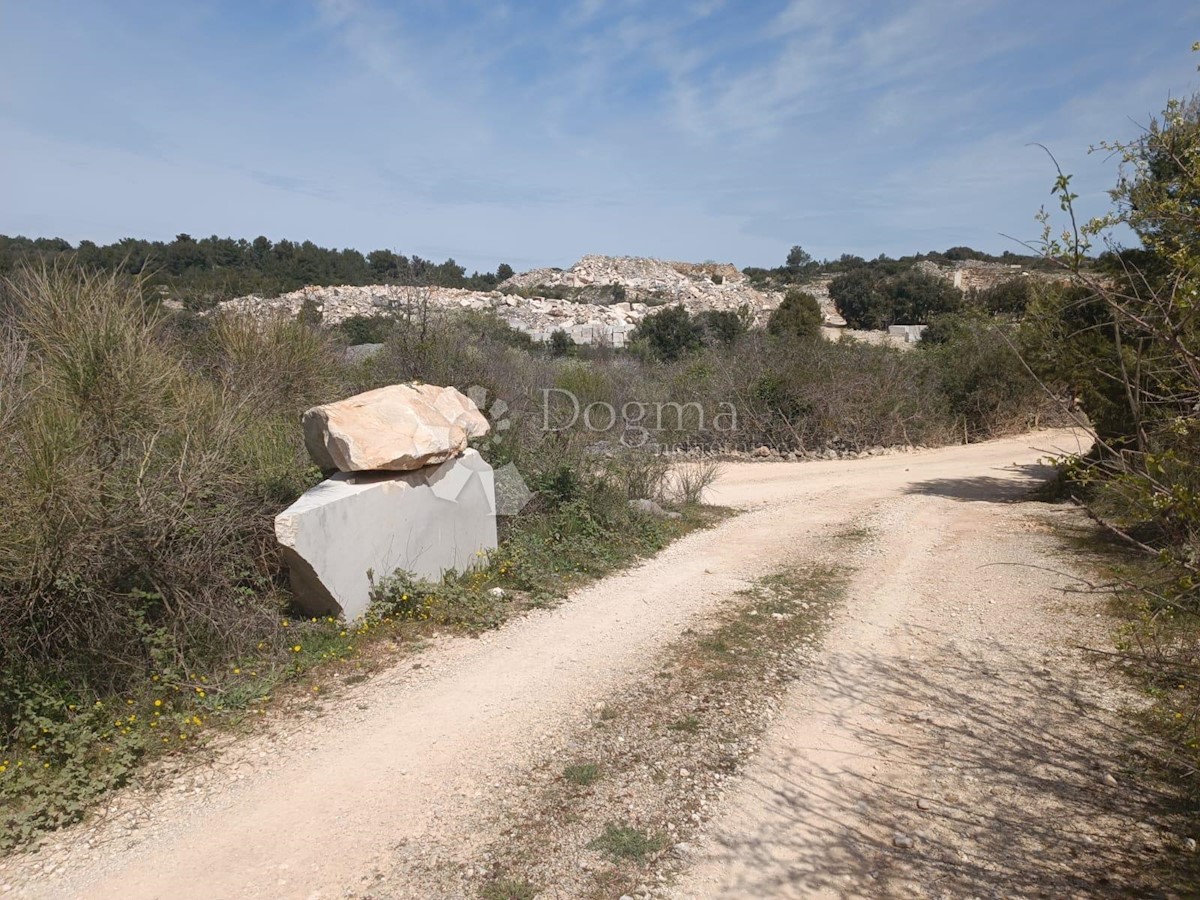 Zemljišče Donji Humac, Nerežišća, 16.432m2